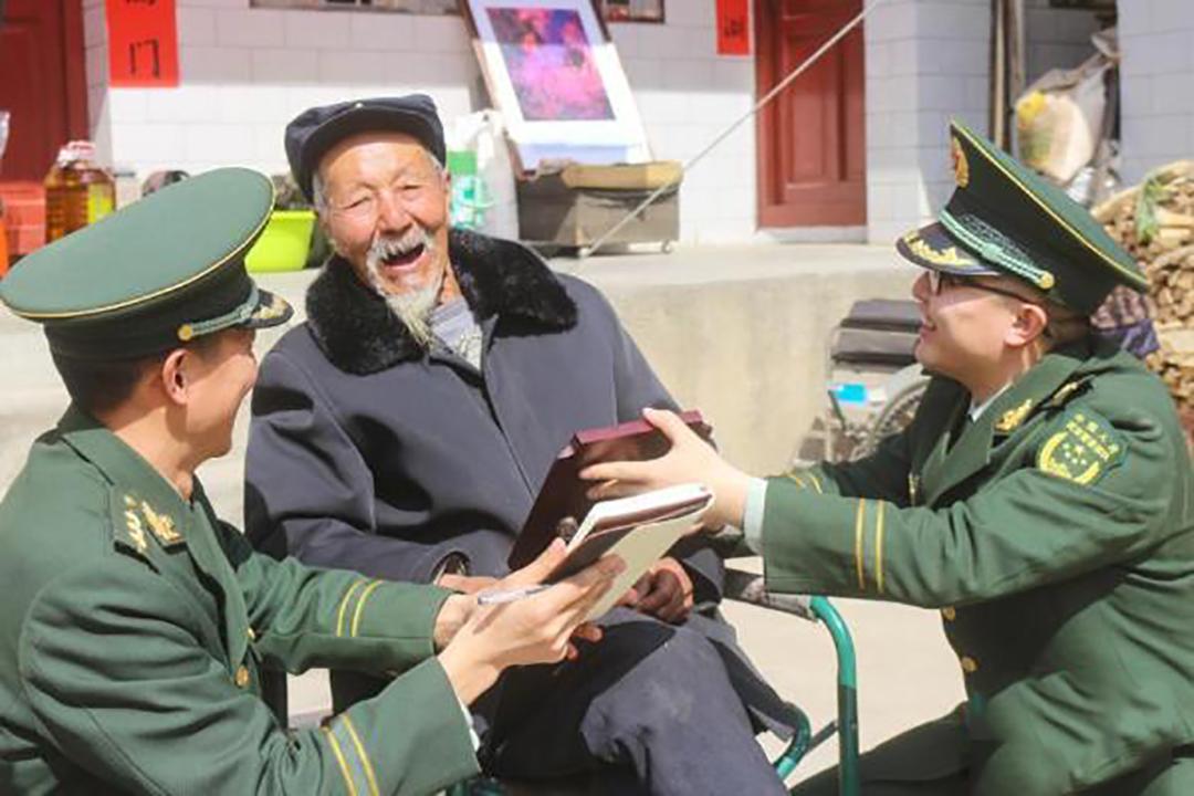烈火见证的战友情：邱少云班长锁德成的英雄人生
 
锁德成（1930年—2017年