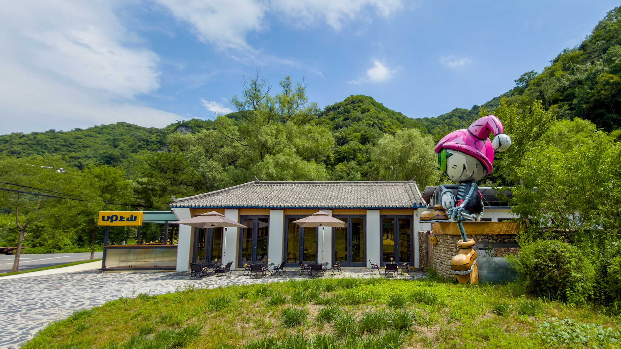 终于来打卡四万大叔的up上山咖啡店，话说这条路上“M2”的含量很高啊，遇到很多辆