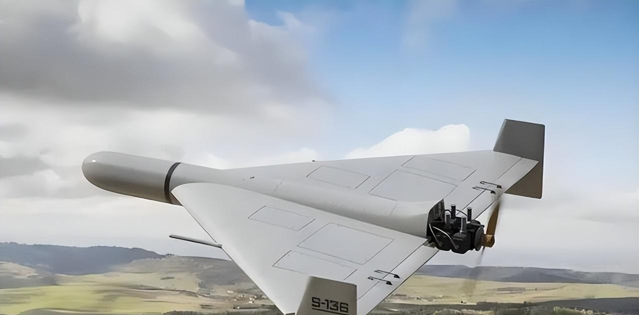 12月28日深夜，诺夫哥罗德州的夜空被一阵奇怪的嗡鸣声撕破。

91架无人机像一