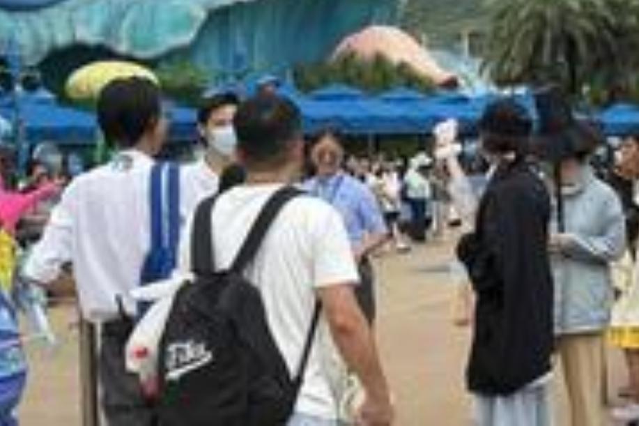 向佐一家近日出现在了珠海。根据网友的路透，7月20日至21日，向佐、郭碧婷带着一