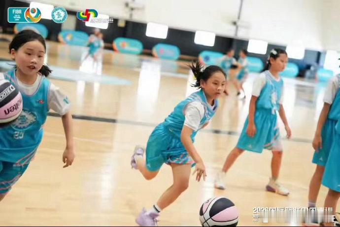 FIBA中国青训4位小将亮相柏林德国柏林。女篮世界杯小组赛D组迎来一场焦点战，中