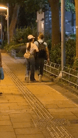 郭富城和老婆方媛在街边散步，两人动作非常亲密，而且方媛比较活泼时不时的挽着胳膊，