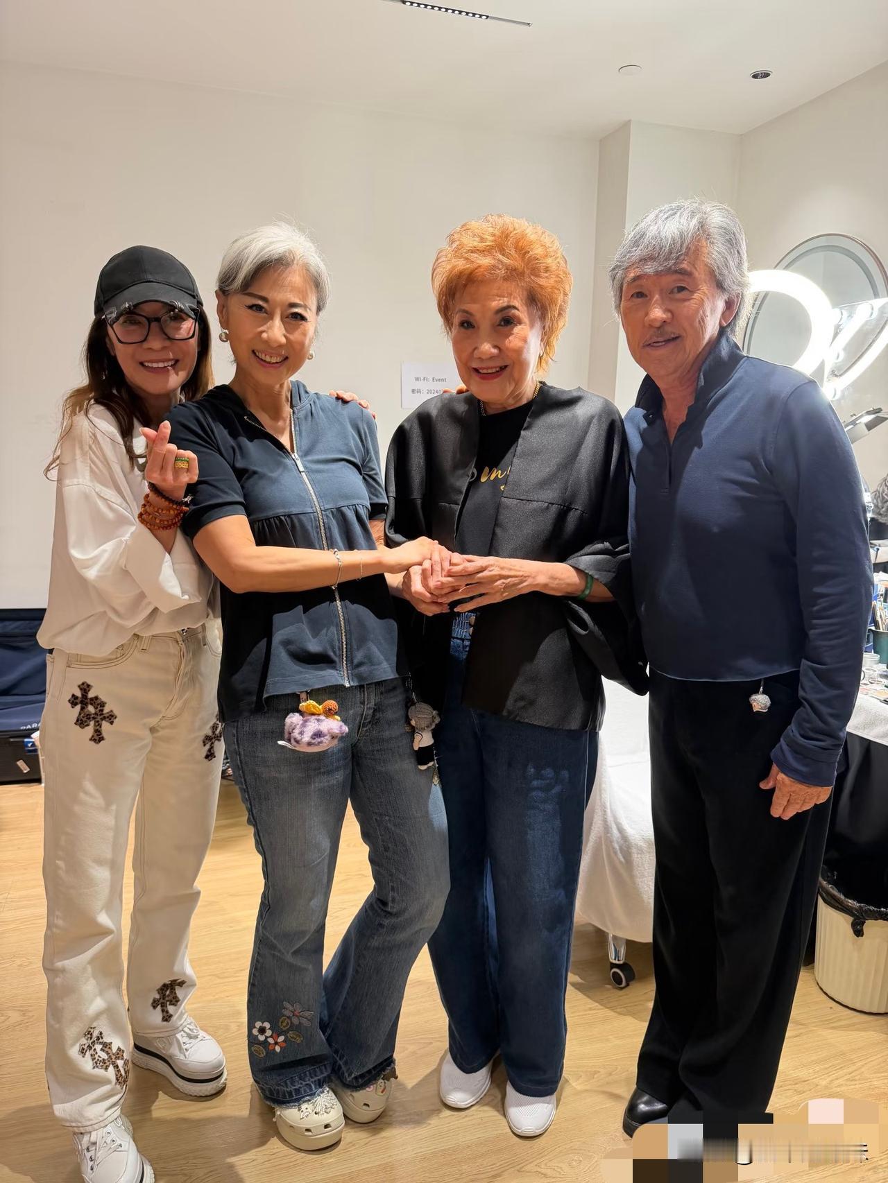 杨紫琼原来一直在现场！
包厢里的座就是给她留的！
1992年度十大劲歌金曲最受欢