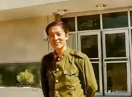 这个身穿85式军装的帅气小伙是哪一个？他是著名相声演员牛群！据说，想当年牛群在7