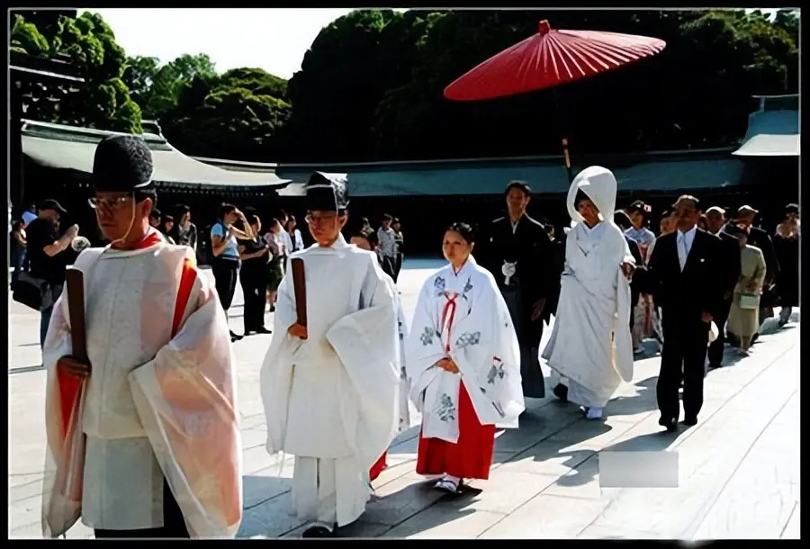 有日本人说，日本是“爱好和平”的国家，这纯装无辜、骗同情，日本右翼势力是炮制“伪