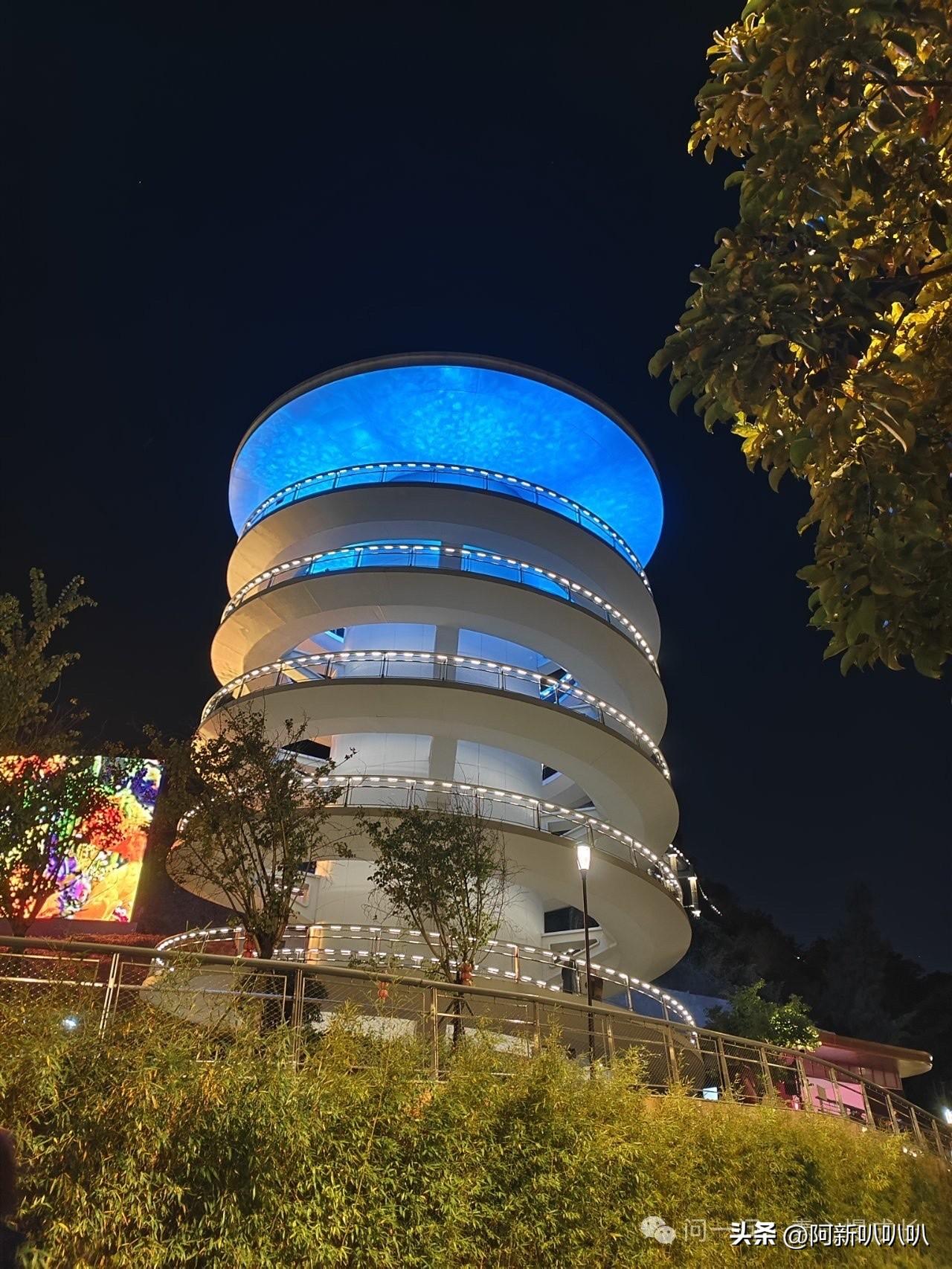 公园的风吹在身上，感觉挺舒服的。饭后走一走，活到99！