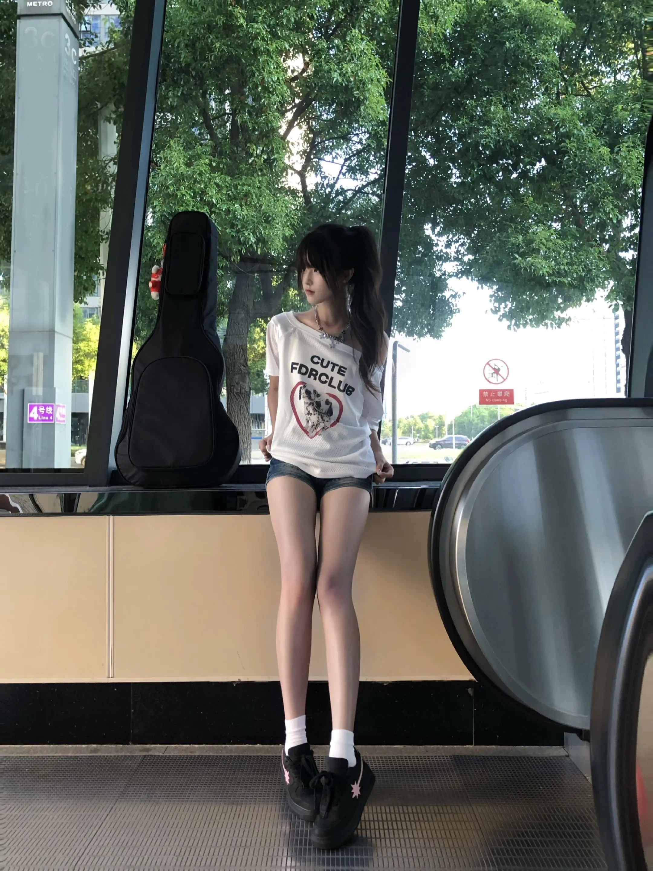 你湿漉漉的头发和眼角 我都想为你擦干