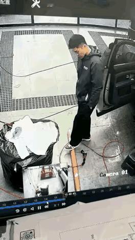 小伙子这么一摔，估计他的两颗门牙要光荣下岗了。
这要是个几岁的孩子还有情可原，一