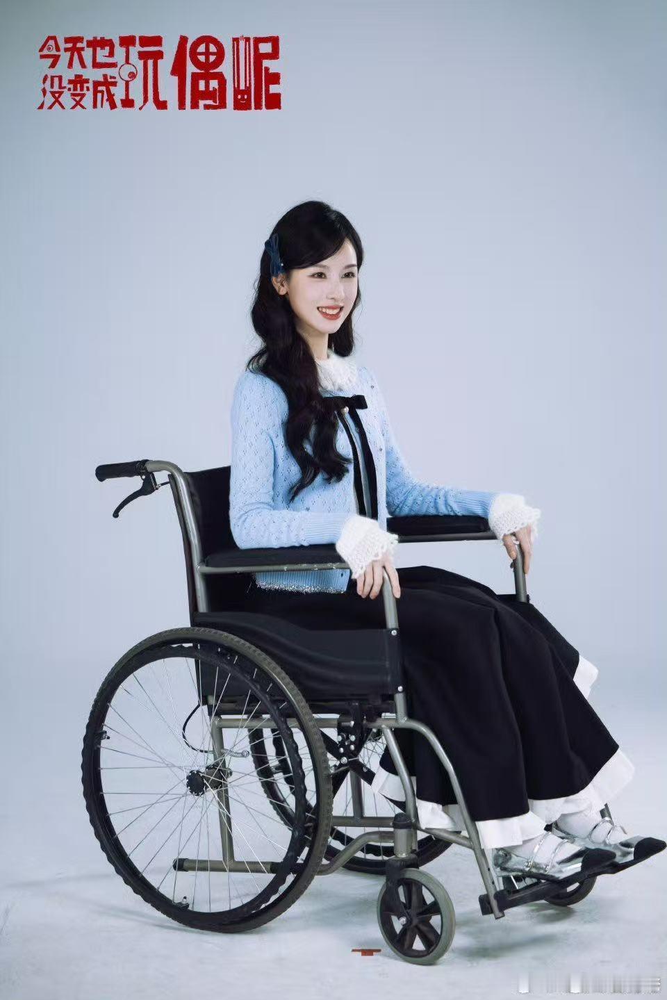 陈都灵病娇感太对味了 新剧官宣直接戳中大家审美点，陈都灵手拿红绳牵着木偶的画面，