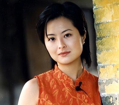 [中国赞]2002年，张泉灵在阿富汗10几天没洗澡，浑身酸臭难受。她实在忍受不了