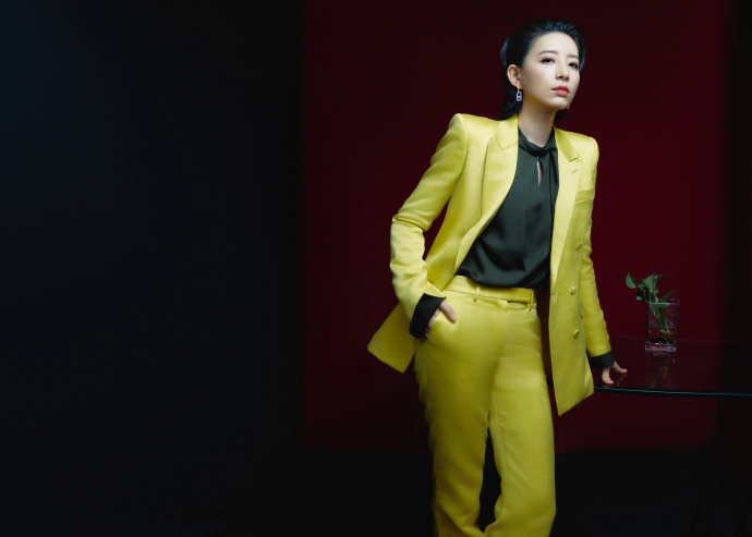 李斯丹妮扛住了荧光黄李斯丹妮好强的驾驭能力！荧光黄色的西装在她身上毫不突兀，反而