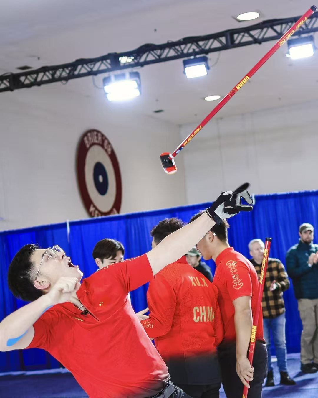 “支持央视再把摄像机驾到更衣室大拍特拍许男士” 