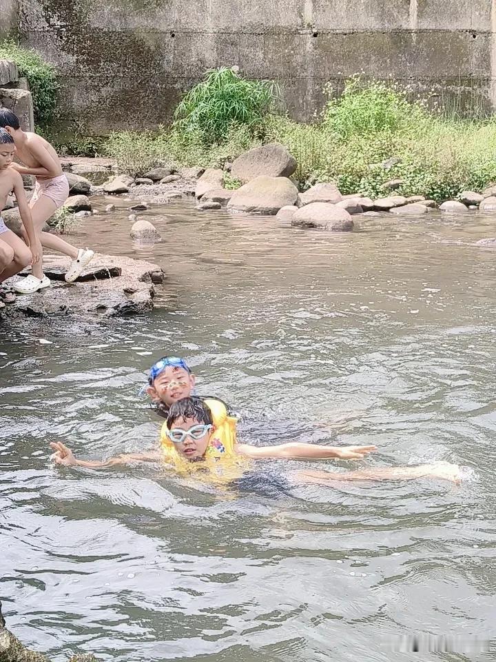 孩子们的暑假怎么能少得了戏水呢？

住在山城小城市的好处之一就是可以尽情感受大自