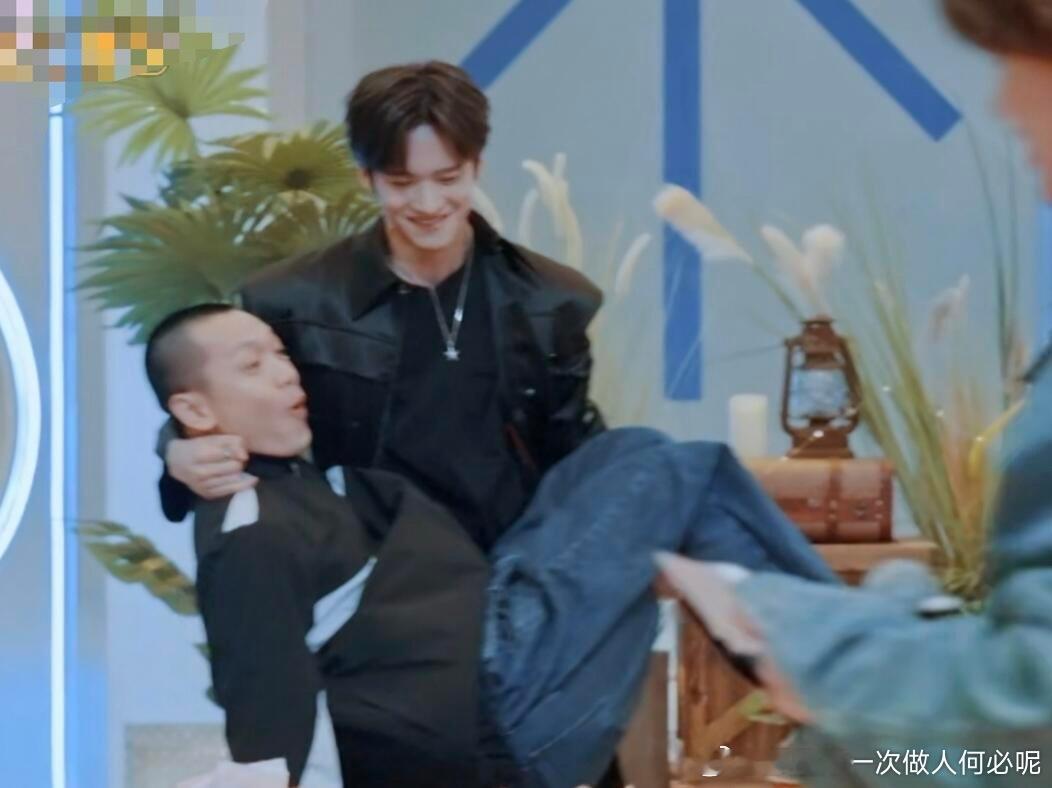 谁家好人公主抱掐脖子啊 在灿烂的市集 对上演公主抱，捏后颈仿佛成了专属“启动仪式