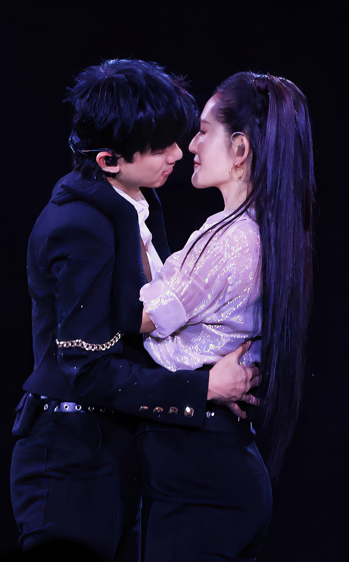 偶遇张杰谢娜看舞剧网友偶遇张杰谢娜一起看舞剧了，夫妻俩稳稳的很安心！ 