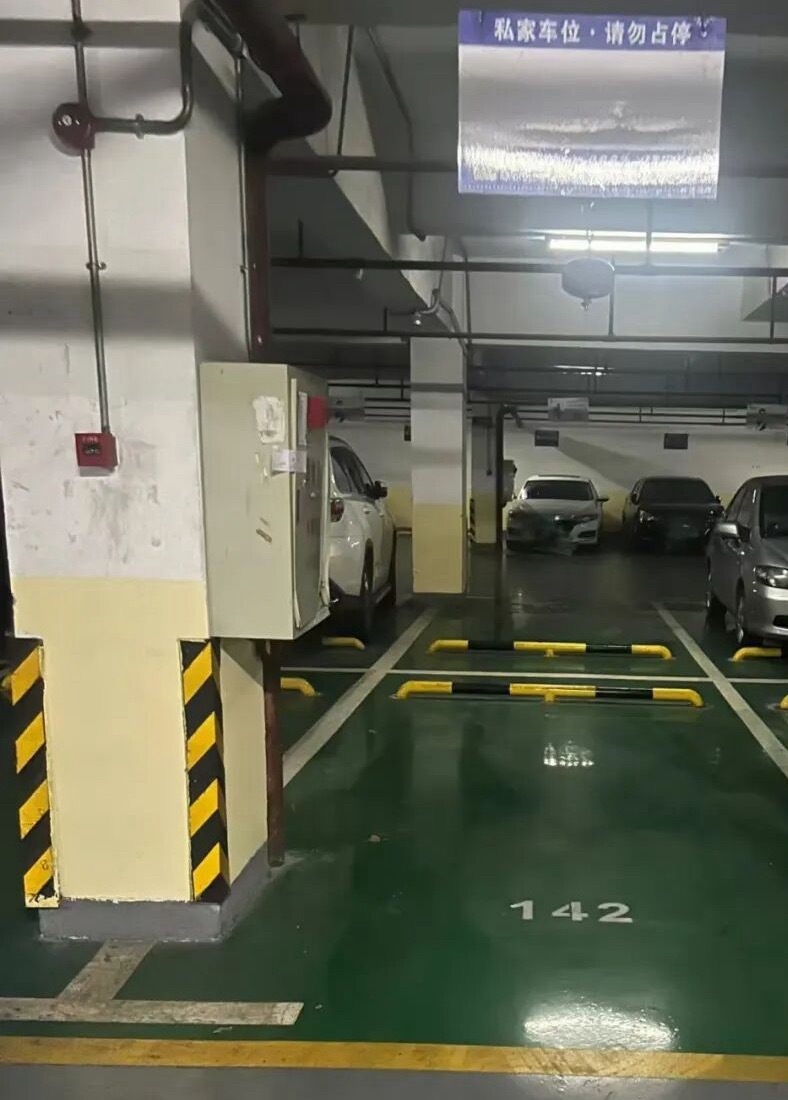 有种痛苦叫邻居买大车 昨天晚上回地库。我远远一看，愣住了。我旁边那哥们，换车了。