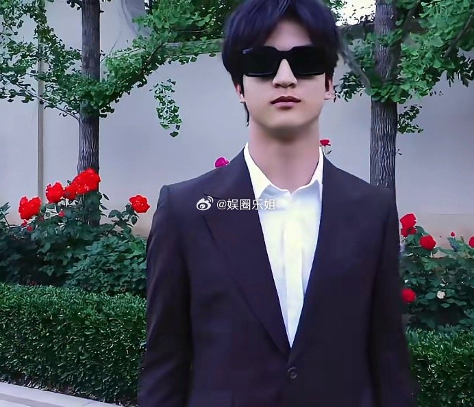 看来是全方位碾压了颜值、身高都超过了爸爸，绝对是挑好基因长的田亮叶一茜14岁儿子