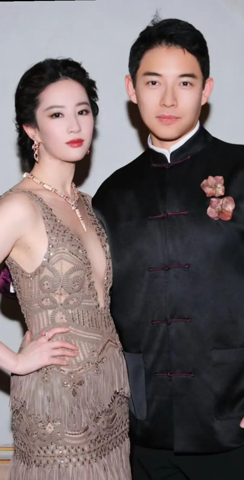 参加米兰宝格丽的人与刘亦菲的合影集合。