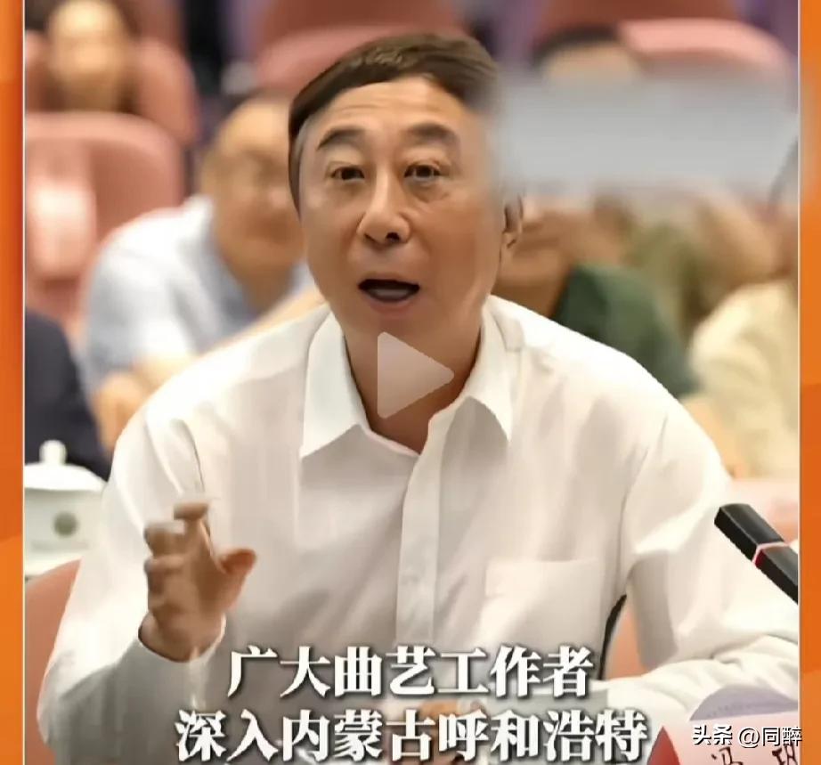 曲协主席冯巩在近日召开的会议上畅谈和展望了曲协今后的工作及发展方向。

他充满激