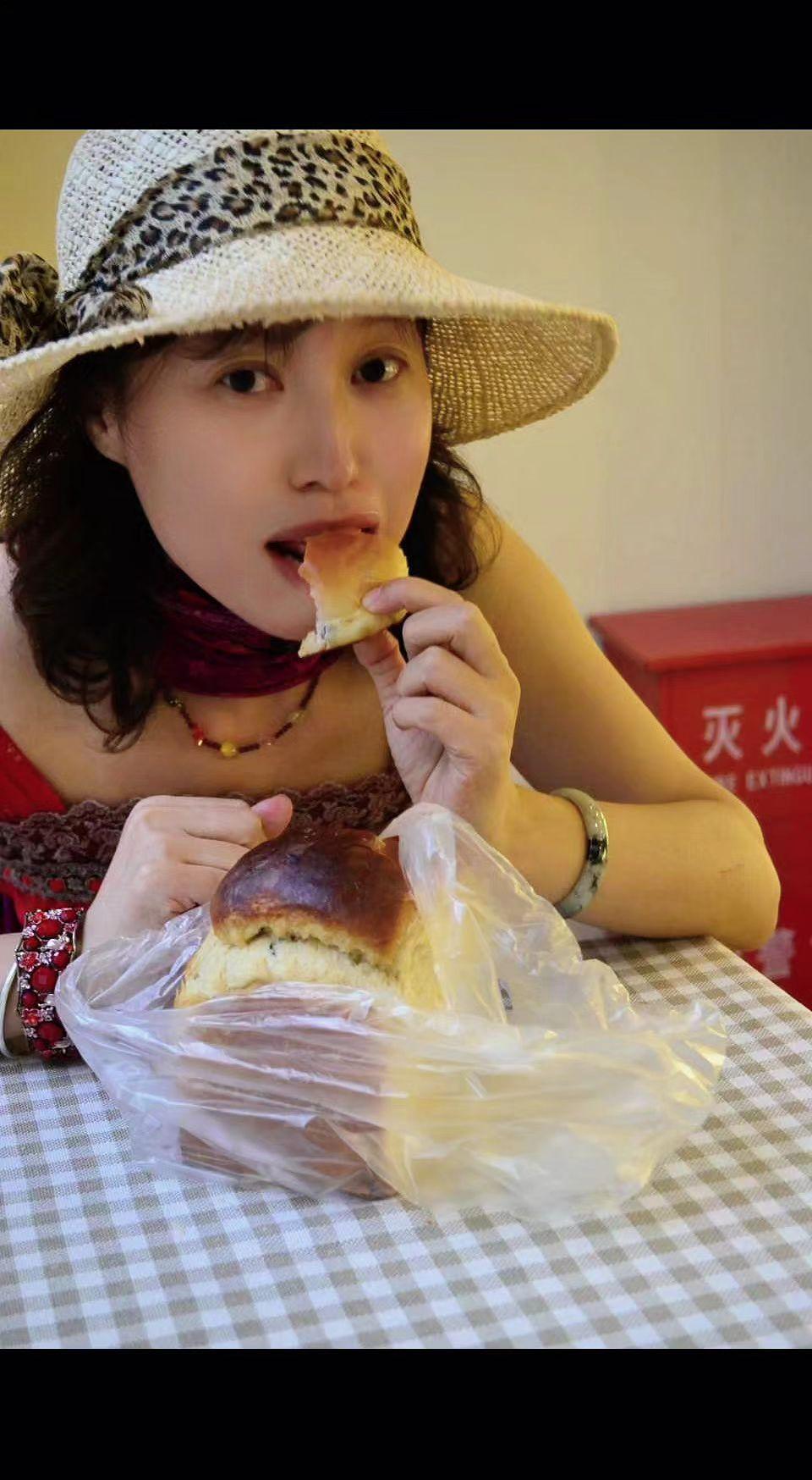 🍞咬下的瞬间，麦香在齿间爆破✨ 粗粝面包皮裹着柔软内里，草帽下的惬意正被碳水解