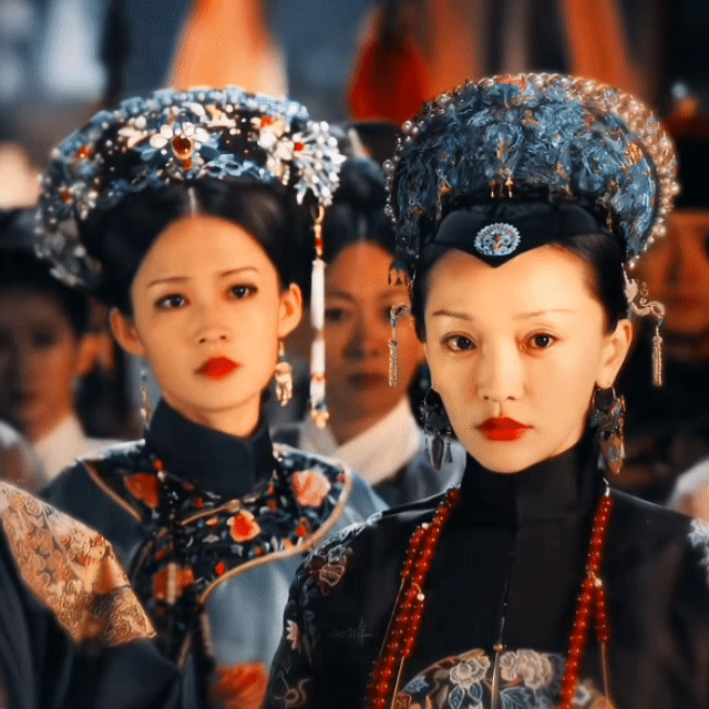 我觉得李沁的香妃好看[赞]，清冷感，本来就不愿意嫁给皇上，别的香妃感觉巴不得嫁给