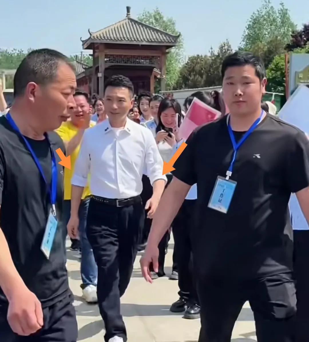 中央电视台康辉抵达河南省大息县卷起白衬衣双袖子行走如风。