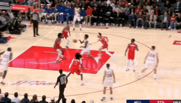 阿门突破不看人妙传，卡佩拉底线空切双手暴扣吃饼



NBA常规赛，主场迎战的比