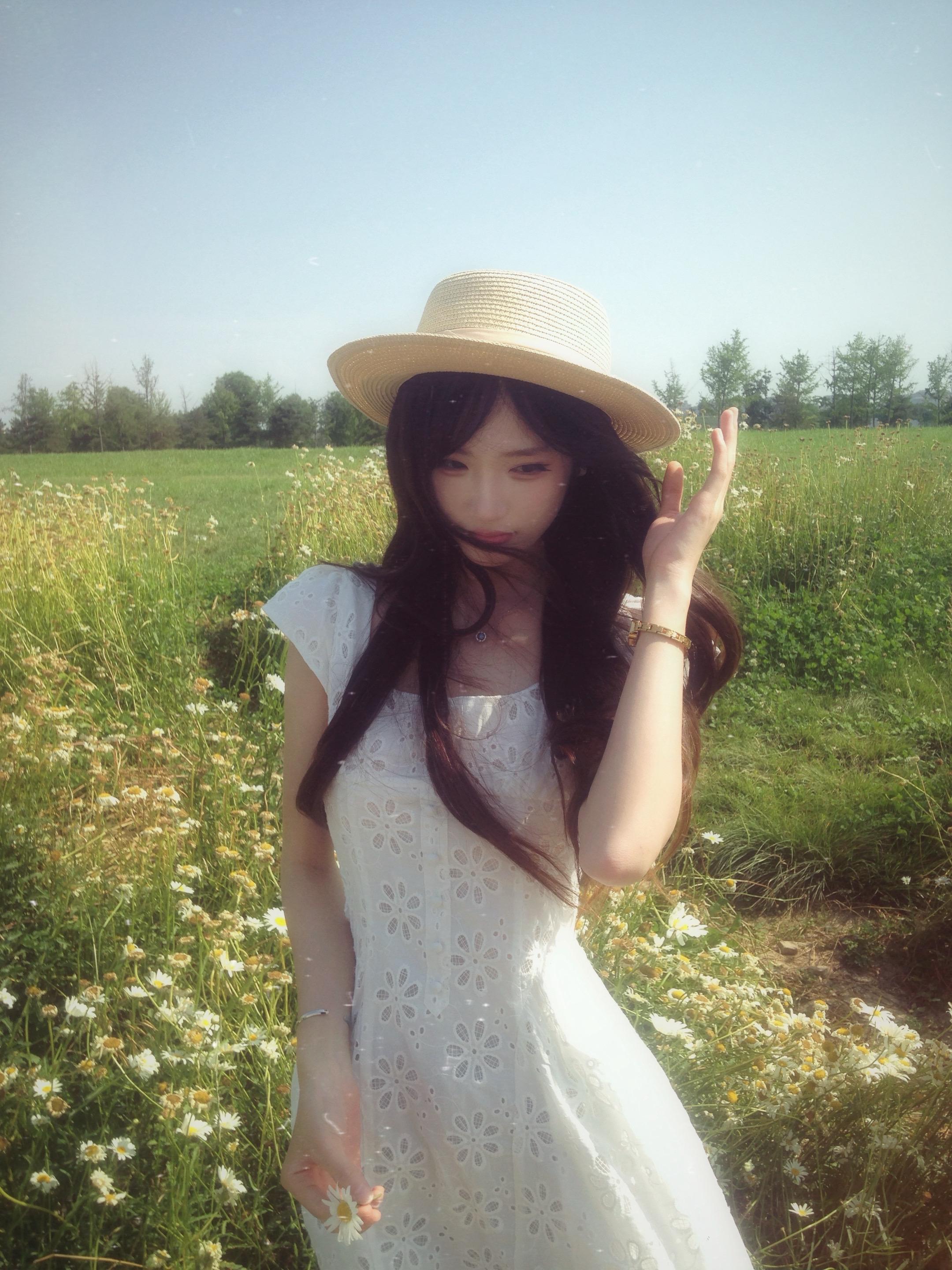 女孩 你的眼泪是否比风轻。