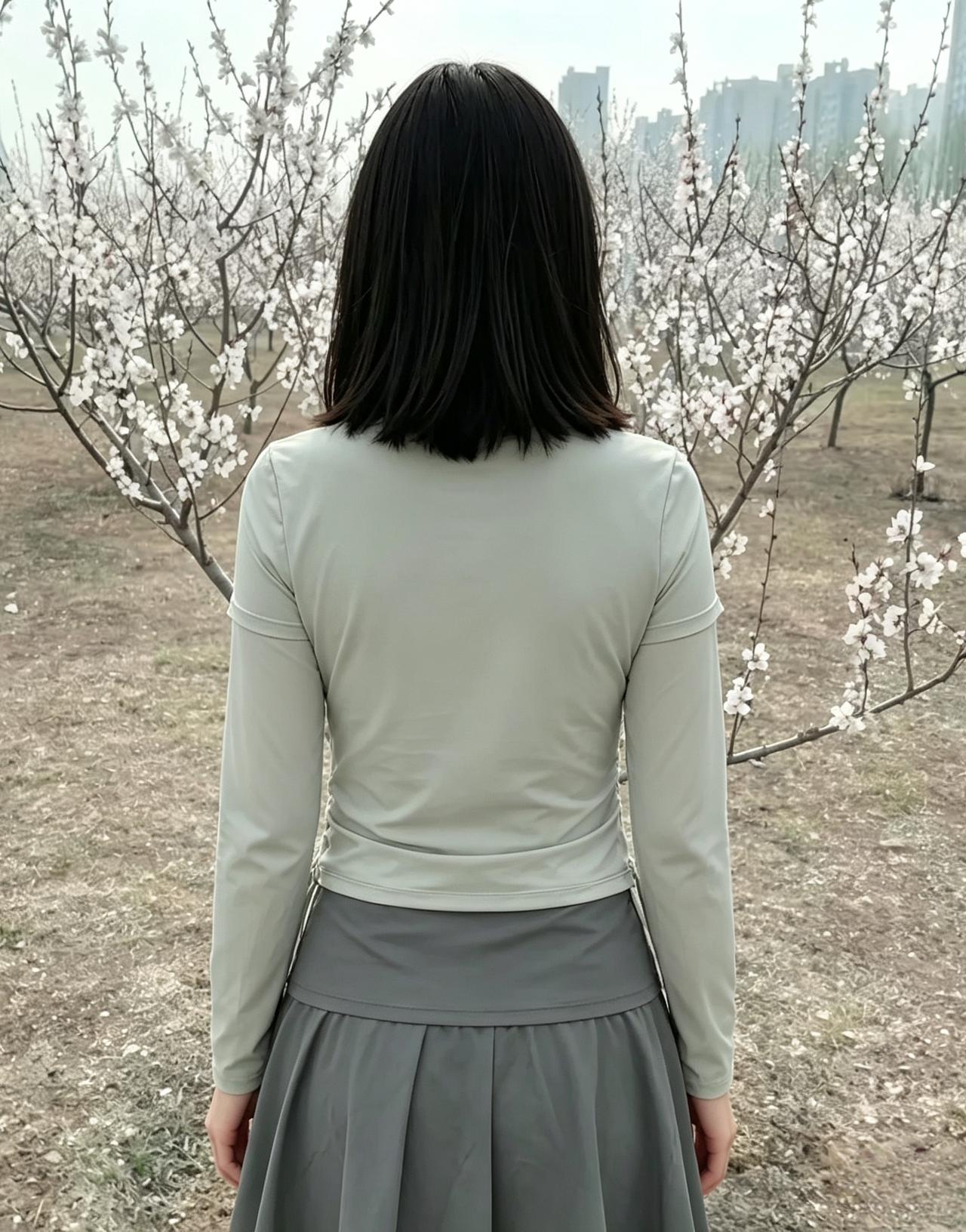 浅绿轻衫趁晓风，纤腰束就玉玲珑。
花间立尽春如许，一笑嫣然胜落红。