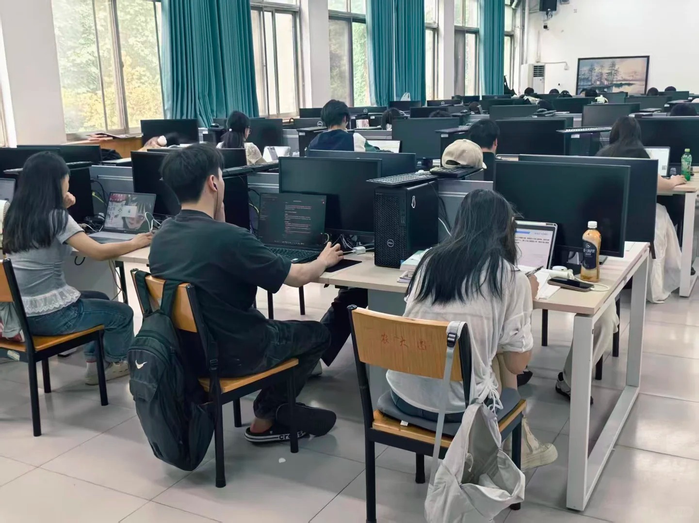 这两天刷xhs突然发现了一件有趣的事，vivo S系列手机在大学生这个群体好像很