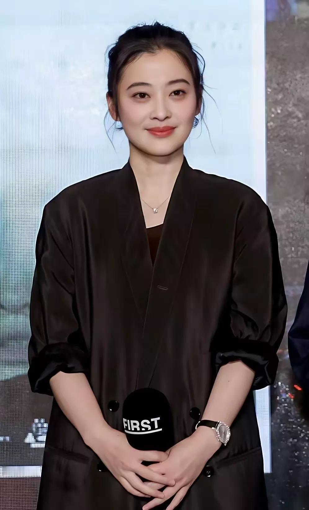 50 岁梅婷带火的「西装 + 半身裙 + 高马尾」穿搭：高级减龄的气质公式
梅婷