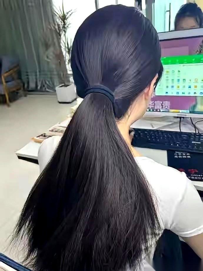 “什么杂牌子都行，哪怕考砸了，只要能给我一部手机就行。”
看到这句话，我心里突然