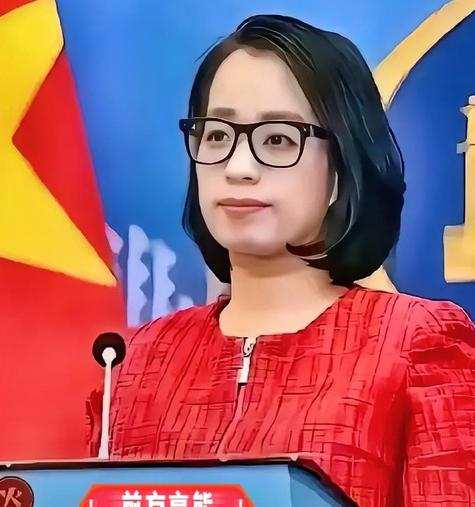 越南高层如今内心难免五味杂陈。
 
在一片快门声中，越南外交部的范秋姮快步走向了