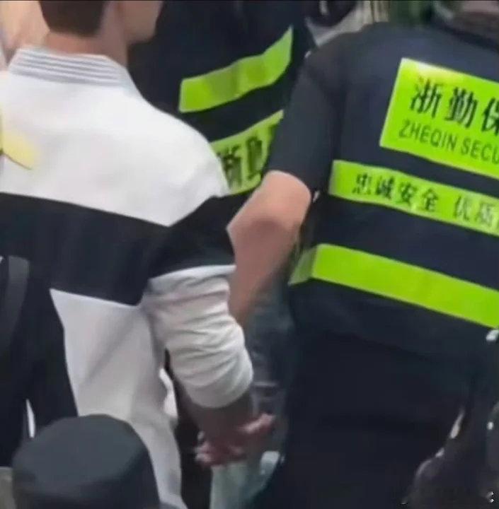 李昀锐被保安牵手我要笑鼠了！李昀锐被保安大哥一把牵走了哈哈哈！李昀锐被保安一把牵