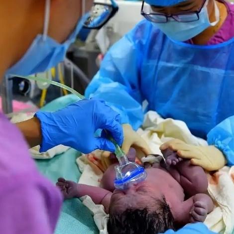 山东产房男婴出生就拼命尖叫，真相曝光后全网泪目：原来每个生命都在用力活着
 
山