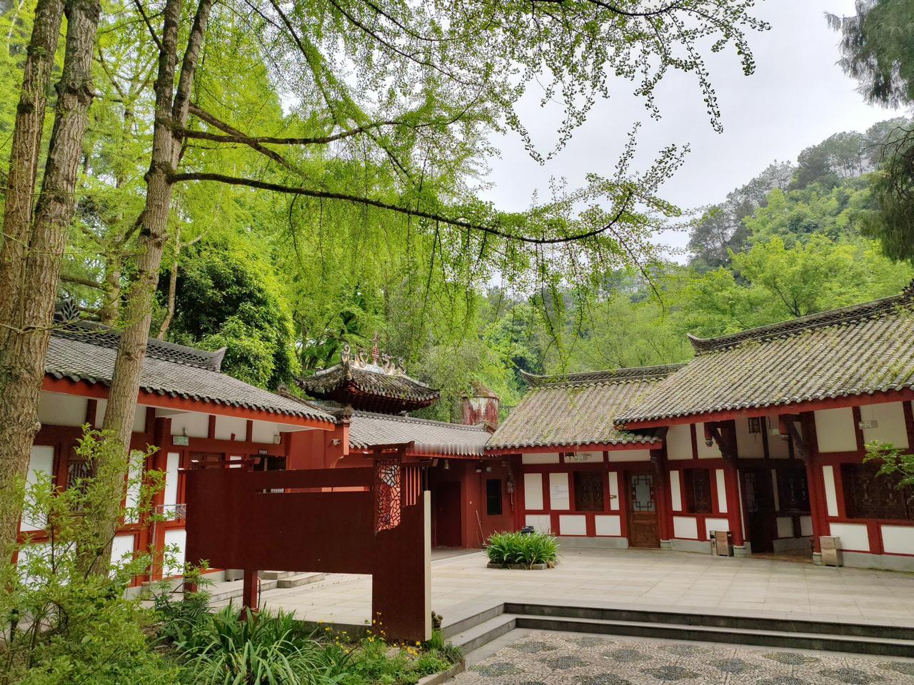 春日生活打卡季 绿树掩映古寺中，红墙映日显庄严。