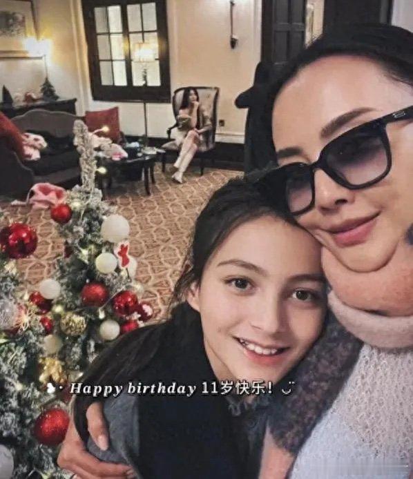 马雅舒为女儿庆11岁生日 马雅舒为女儿庆11岁生日，母女俩脸颊紧贴，那叫一个幸福