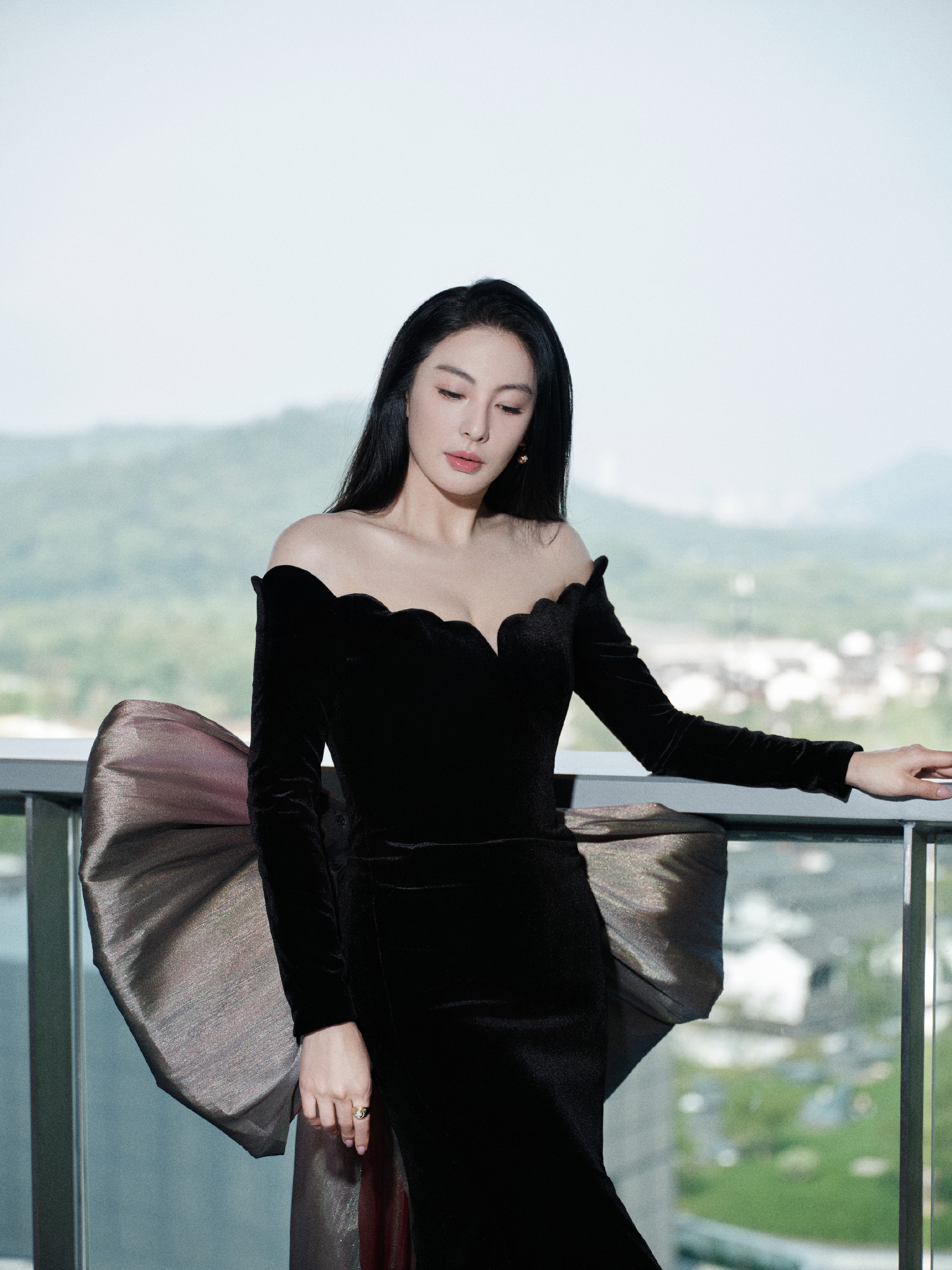 张雨绮：黑色穿搭的优雅，浮光掠影间的浪漫 