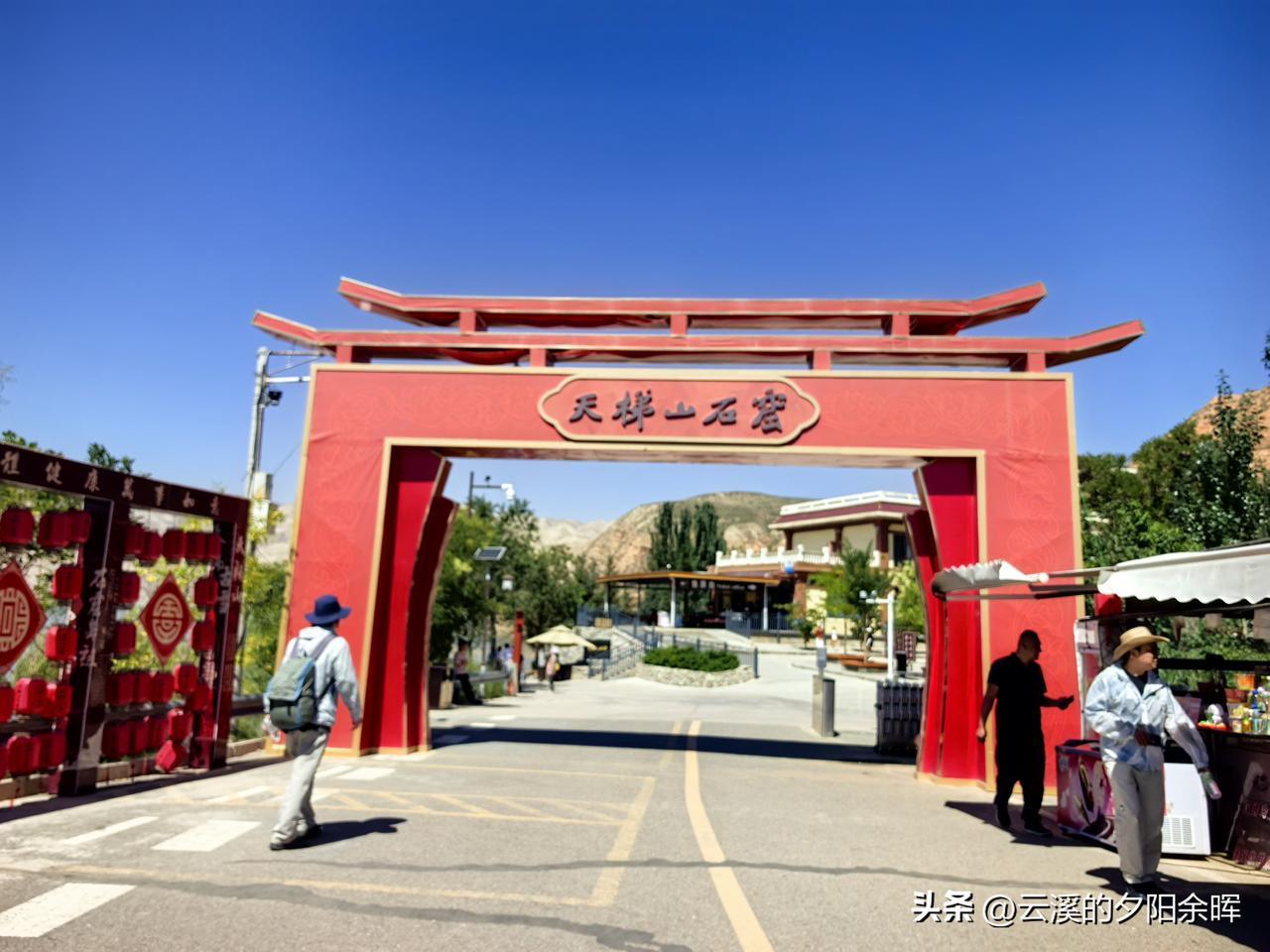 秋日生活打卡季天梯山石窟前的水库