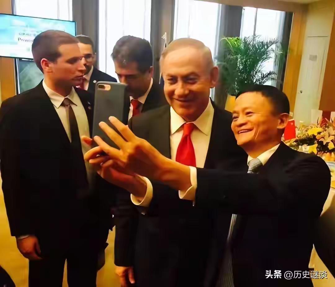 内塔尼亚胡本身就不高，没想到马云比他更矮。不过马云人矮气场强大，他就算站在高大威