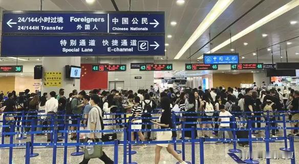 8月29日，上海浦东机场边检通道，一名外籍男子被民警当场拦下。他自称来华旅游，可