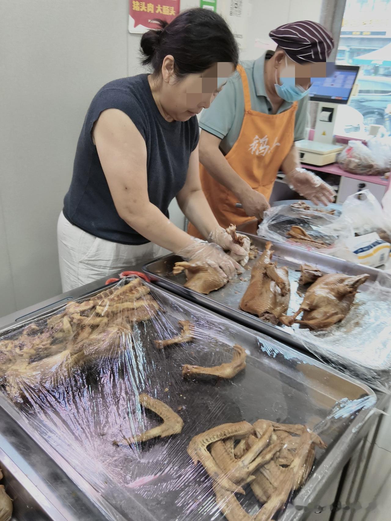 到开发区朋友家吃饭，常去他家买些熏肉，他家特色是熏鹅。

老板和我年龄相仿，还有