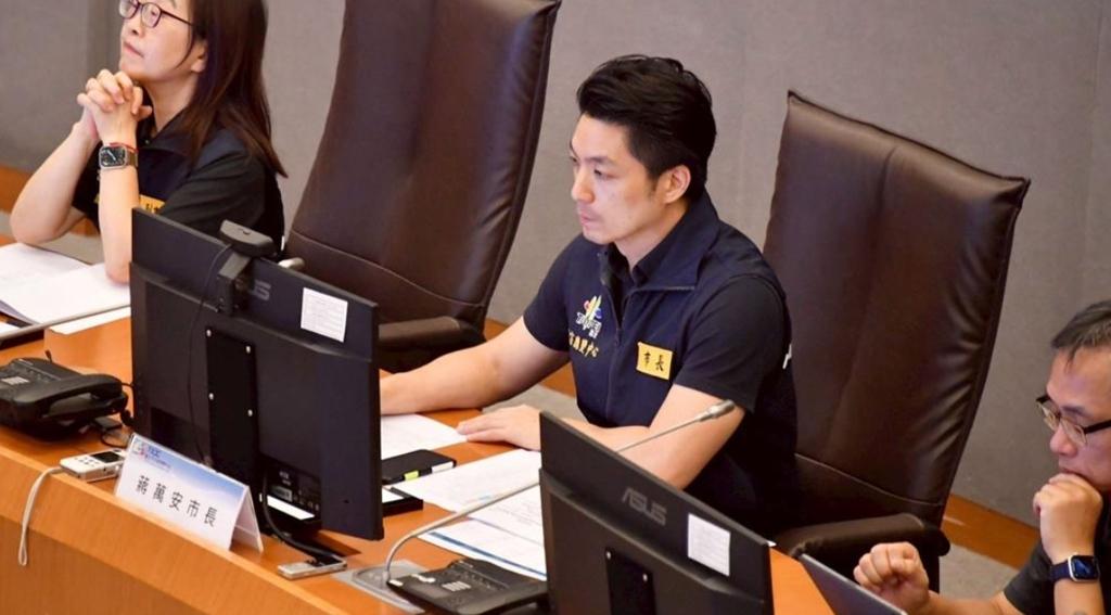 台北市长蒋万安连续两日坐镇台北市灾害应变中心，全程靠前指挥台风防御各项工作，统筹