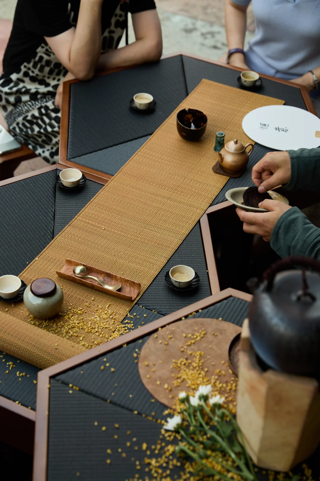 一方草编茶席，铺出东方茶事雅韵