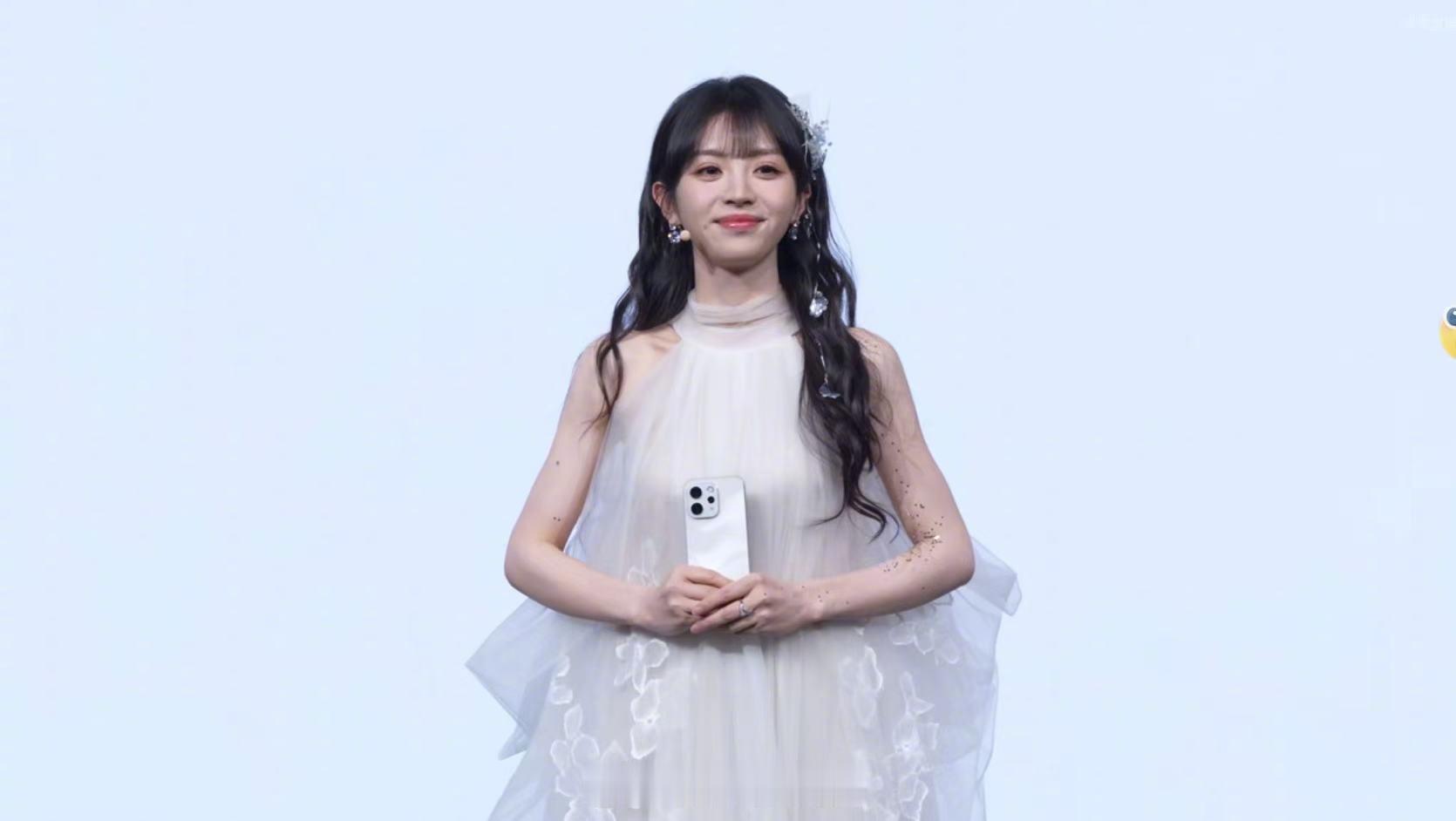 田曦薇给我下了一场告白雪 这场vivo发布会真的把雪搬到了现场！当灯光亮起，田曦