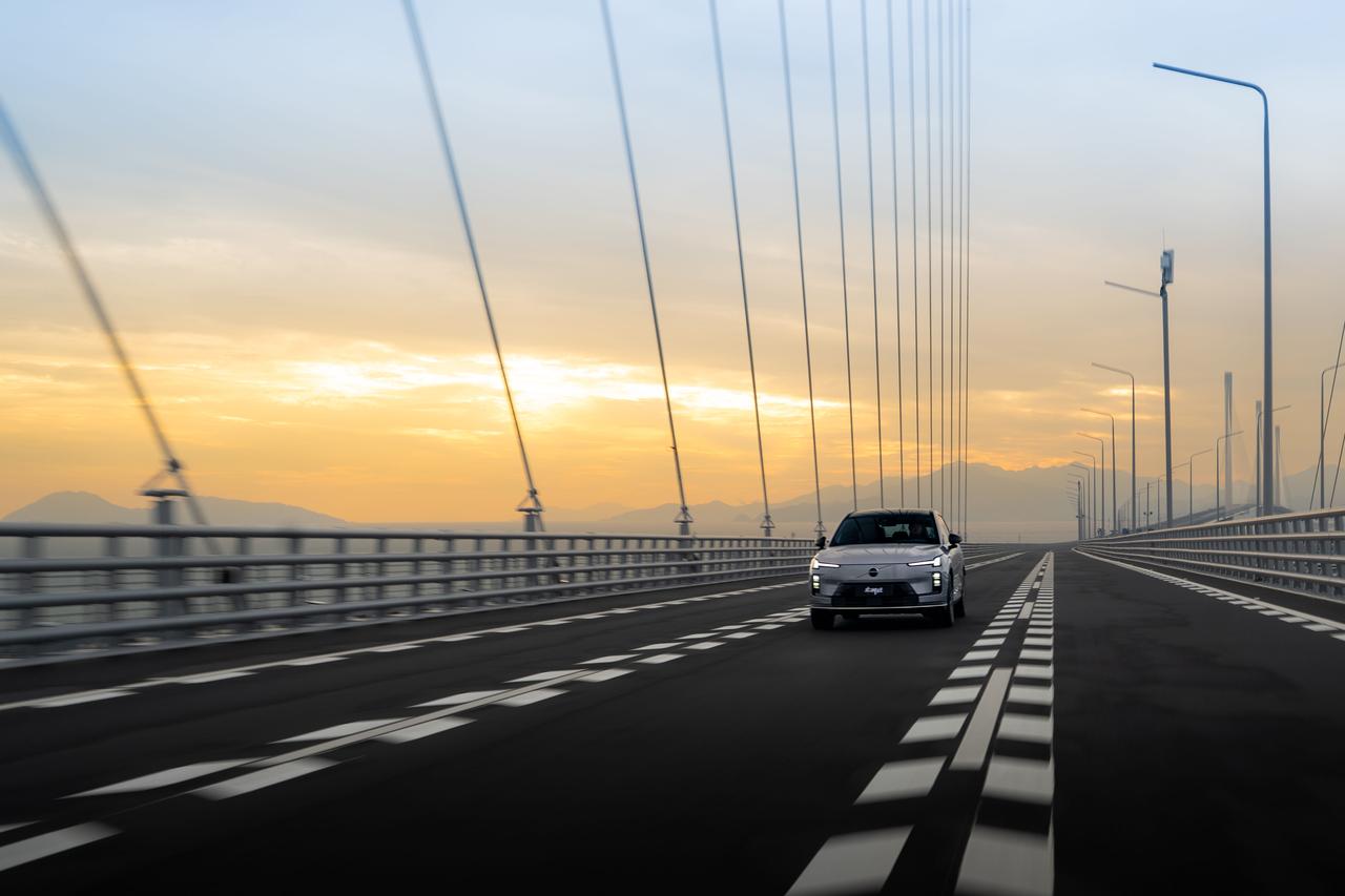 给沃尔沃XC70拍了一组片，霞光灰车漆和晚霞实在太搭了