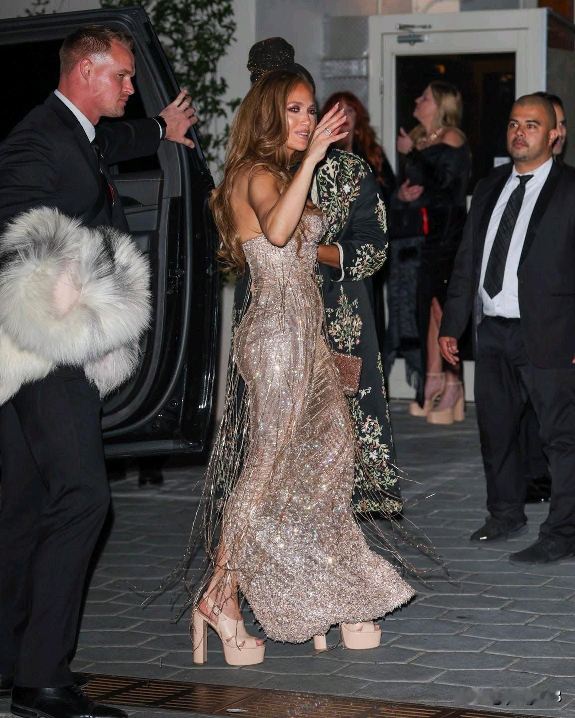 2026年金球奖红毯造型？端庄、优雅、端庄、得体（除了几件标志性的裸色礼服）。2