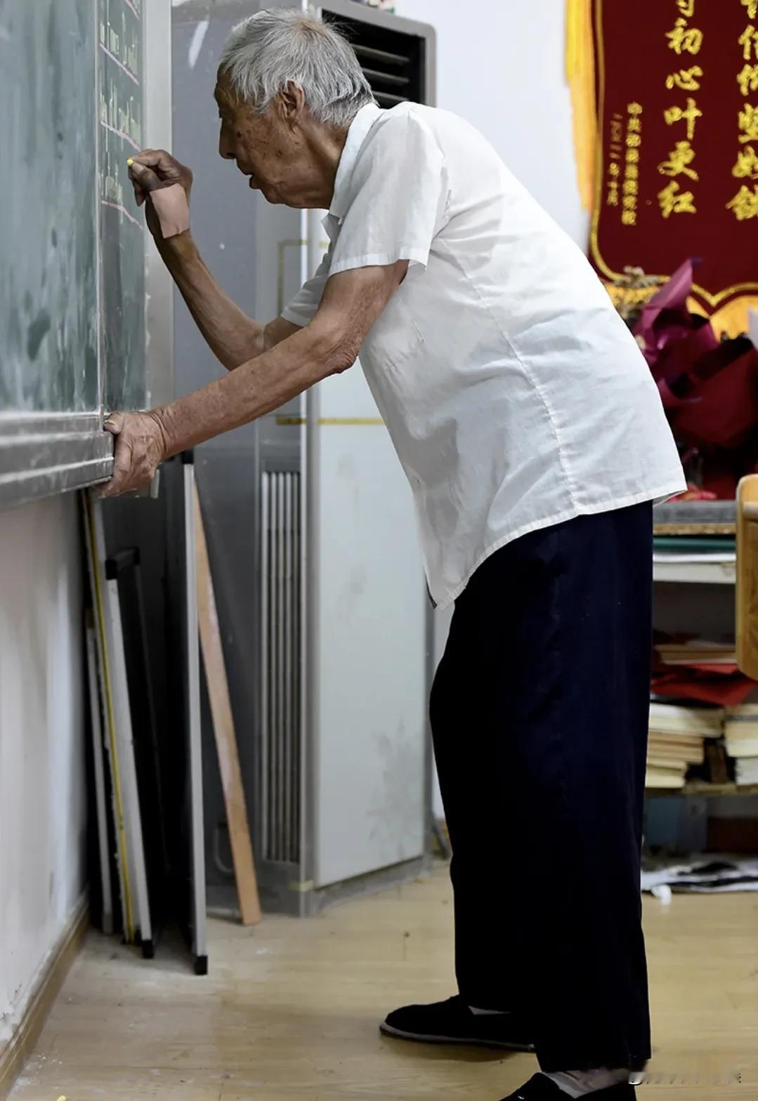 2023年，95岁的叶连平接到一个电话：“叶老师，您居然还活着？”叶连平生气地说