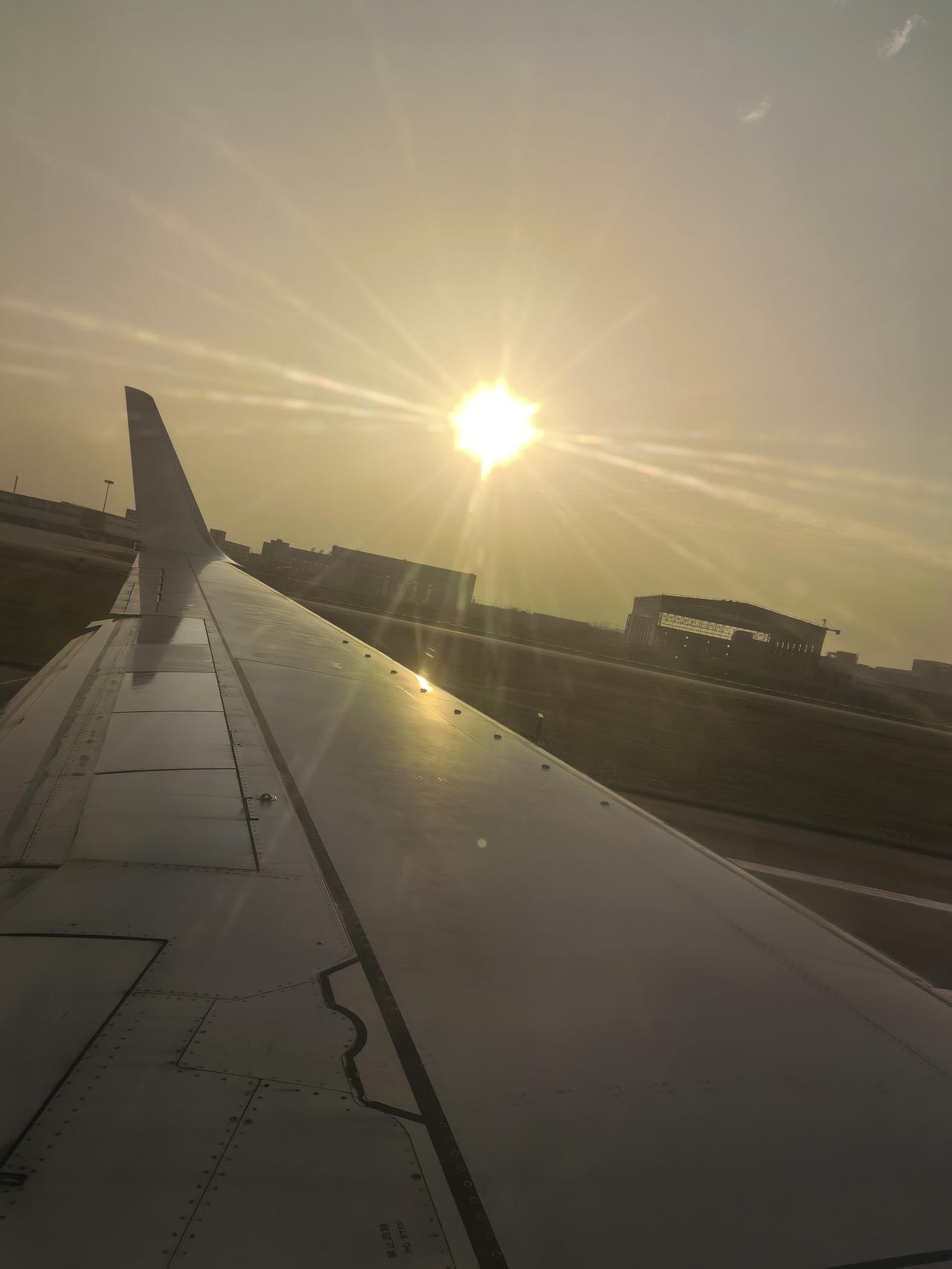 人到中年，崩溃是静音的，坚强是被迫的。

我们习惯笑着说“我没事”，把压力、疲惫