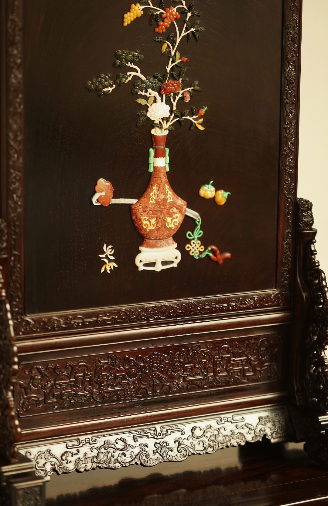 酸枝x百宝嵌【清供图】插屏择取大红酸枝老料，做框于座，屏面嵌入百宝清供图图，配色